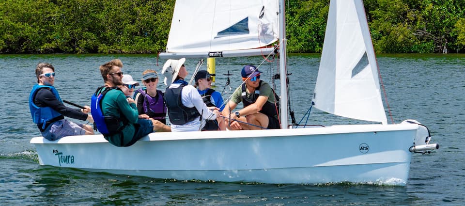 RS Toura, el barco a vela fácil de gran capacidad para escuelas