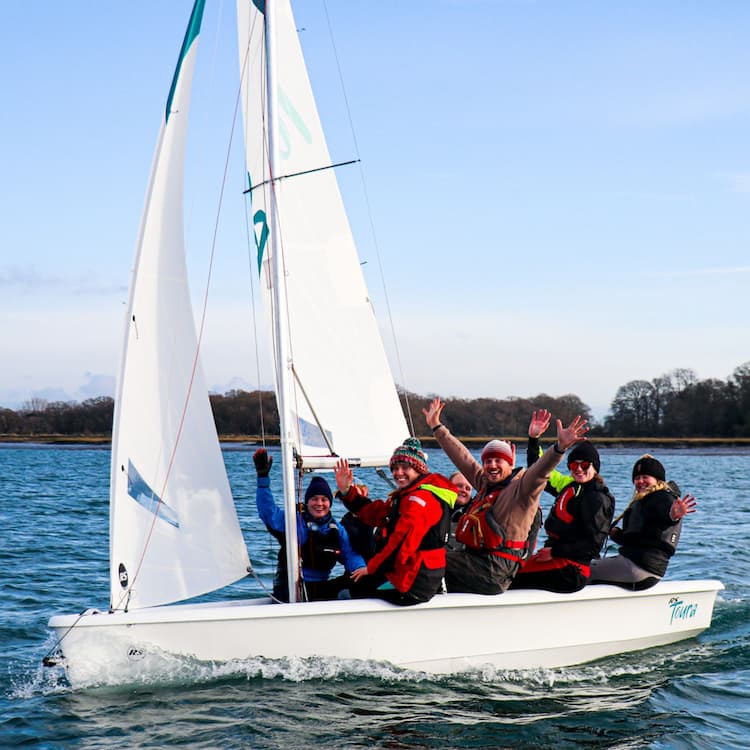 RS Toura_Up to 7 Crew 2_Square_©RS Sailing El RS Toura tiene una capacidad máxima de 7 tripulantes o 550 kg